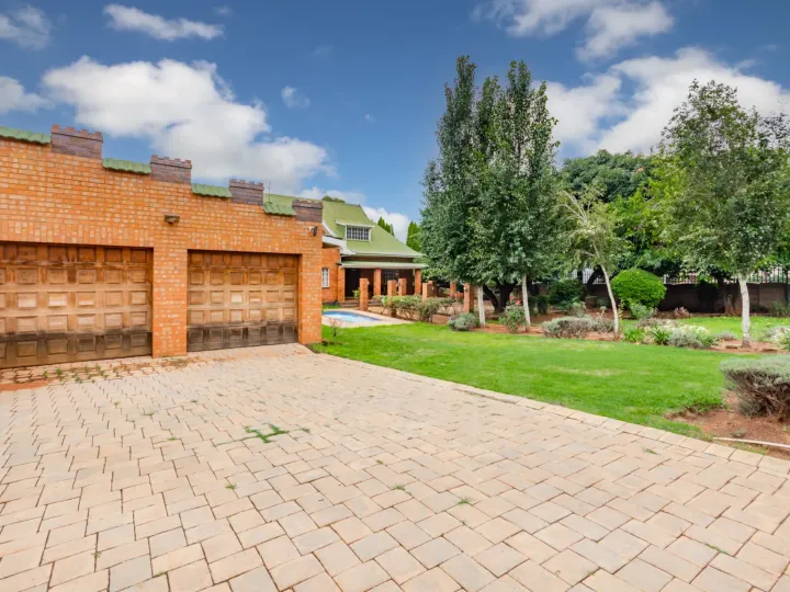 3 Bedroom House with 4 Garages in Lambton – photo 2