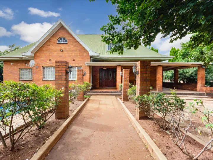 3 Bedroom House with 4 Garages in Lambton – photo 4